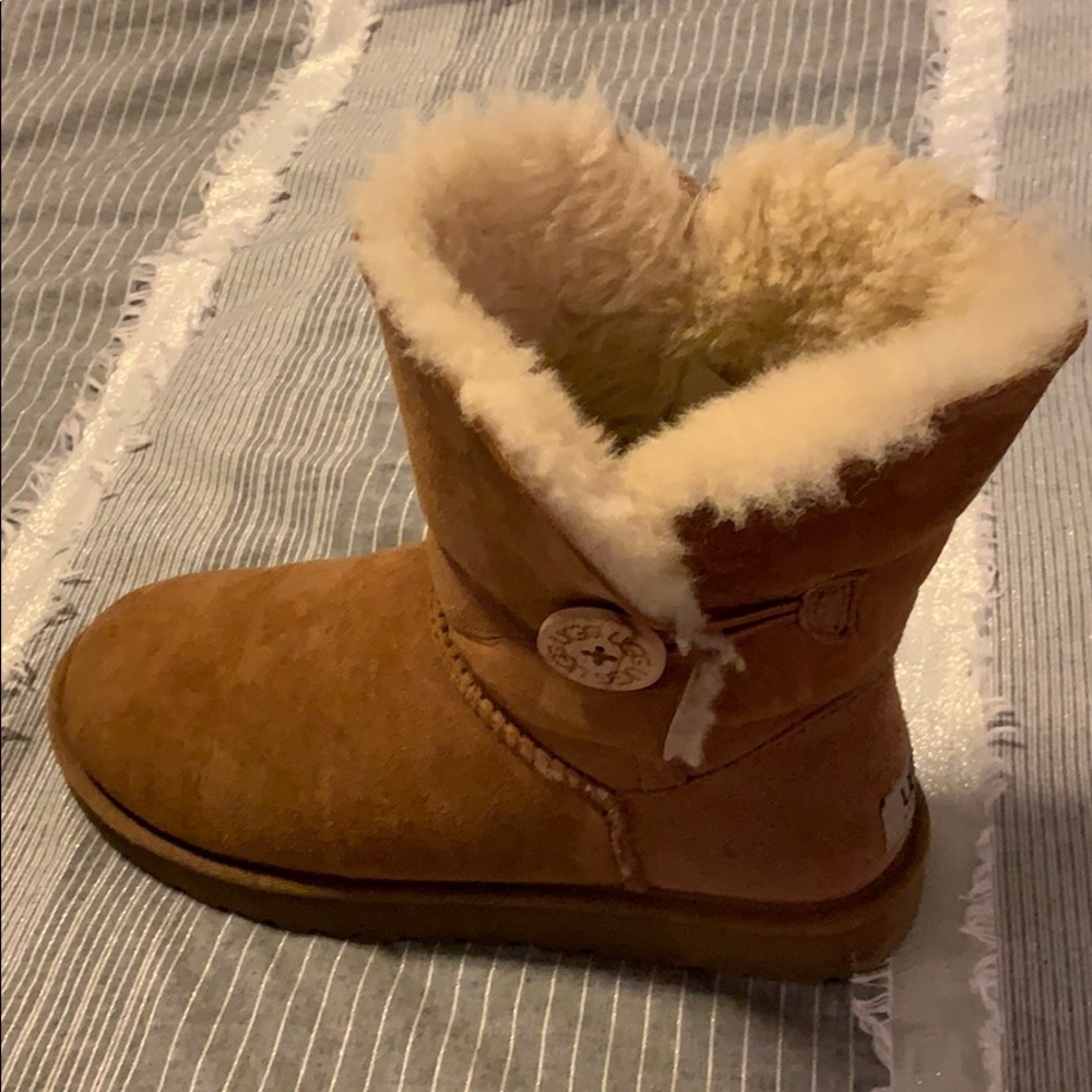 Ugg fluffy Bailey boot size 7